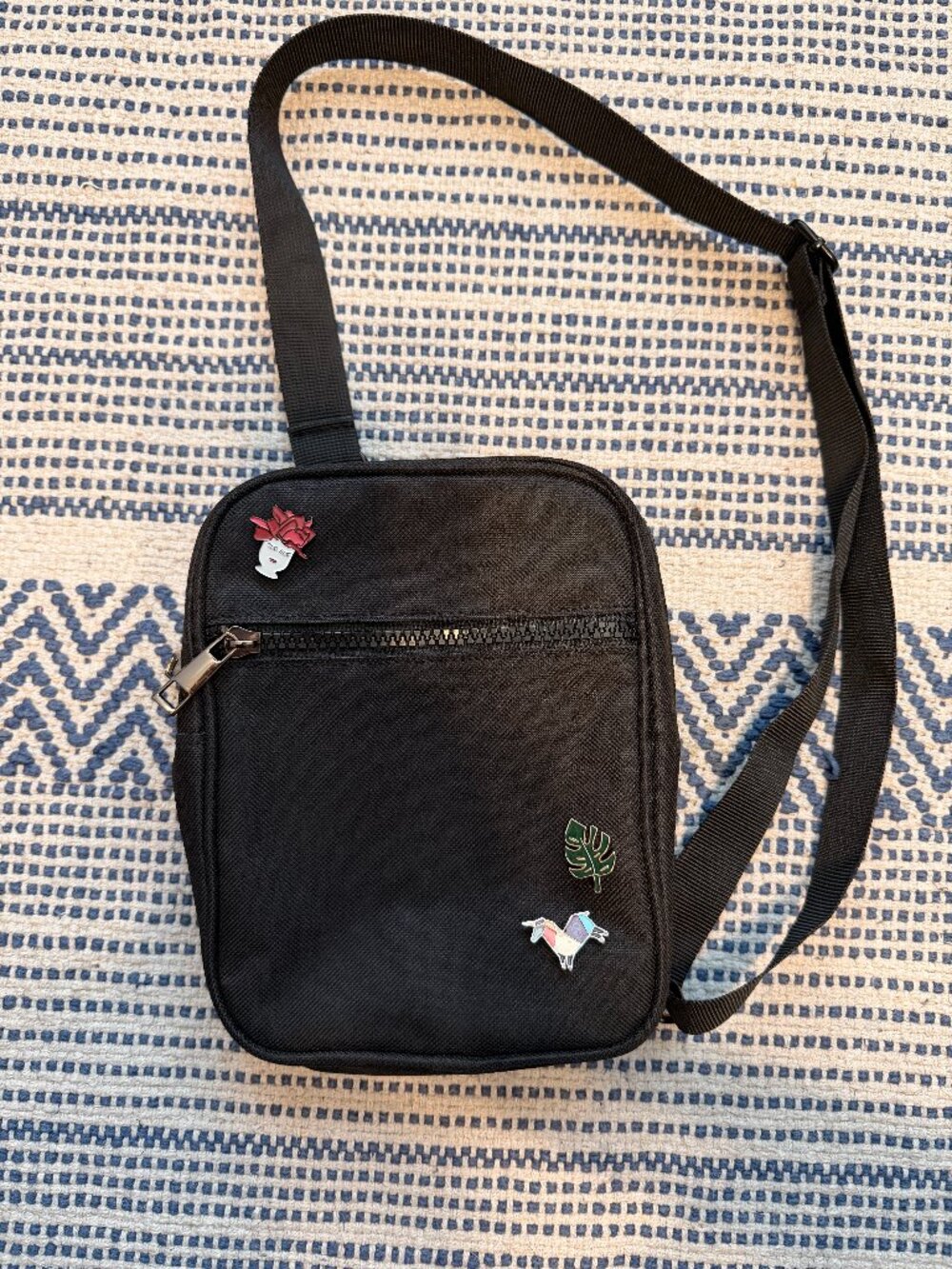 Black Crossbody Bag + 3 Fashion Pins
